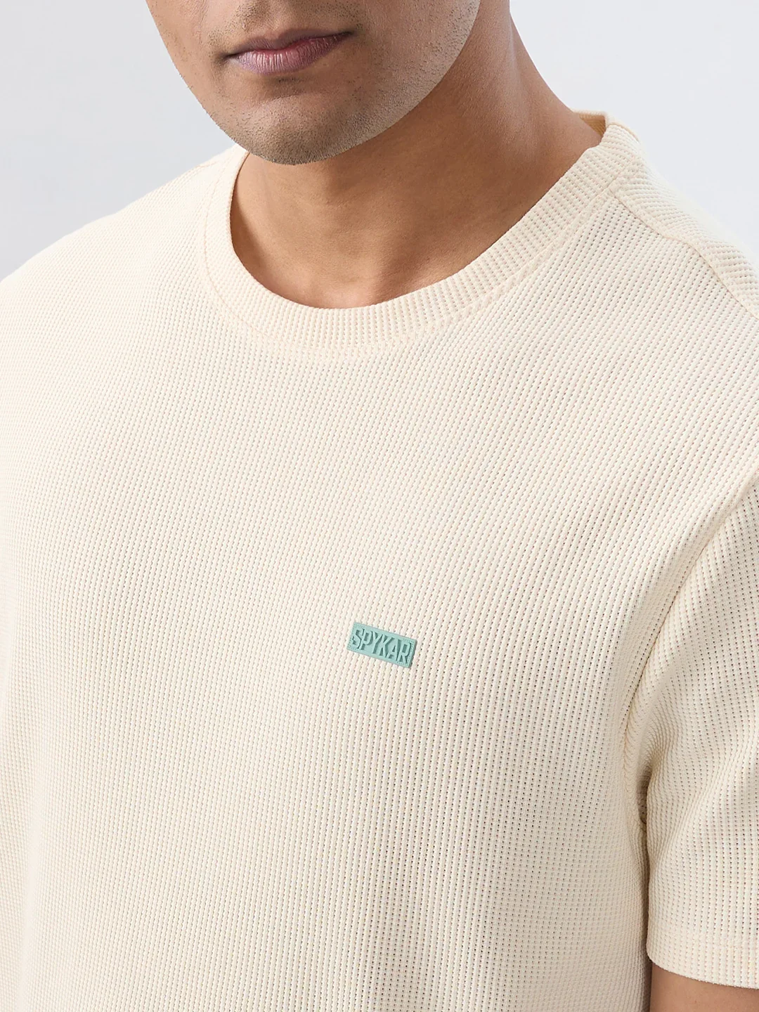 Men T-Shirt Textured Off White Regular Fit - Image 4